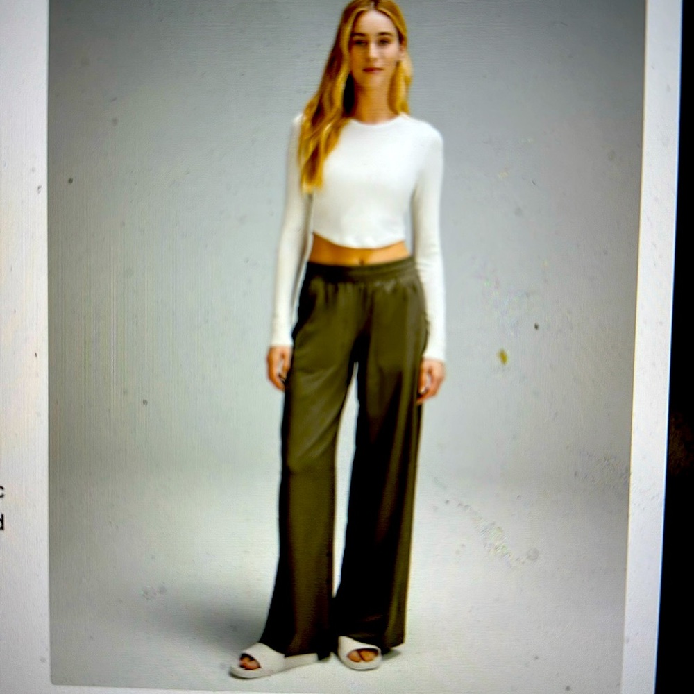 Lululemon size 6 Army green Swift Mid-Rise Wide Leg Pant